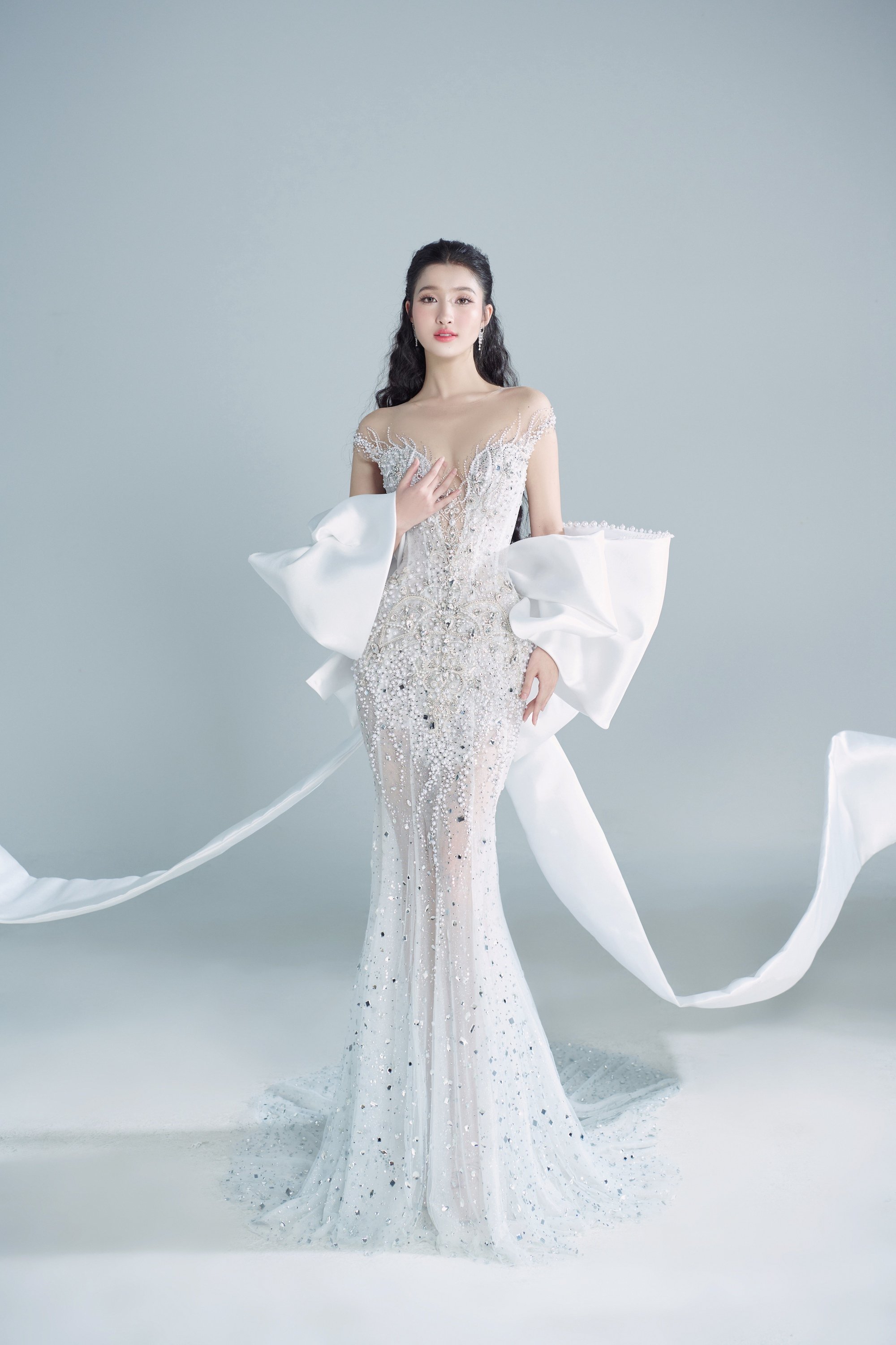 Ngơ ngẩn ngắm Phương Nhi "lên đồ" trắng muốt cho đêm chung kết Miss International 2023 - Ảnh 1.