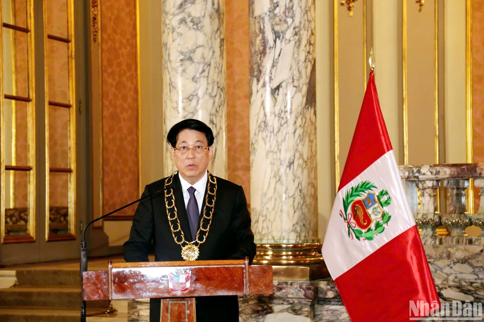 [Foto] Presidente del Perú condecora con la Gran Cruz de la Orden del Sol del Perú al Presidente Luong Cuong foto 2