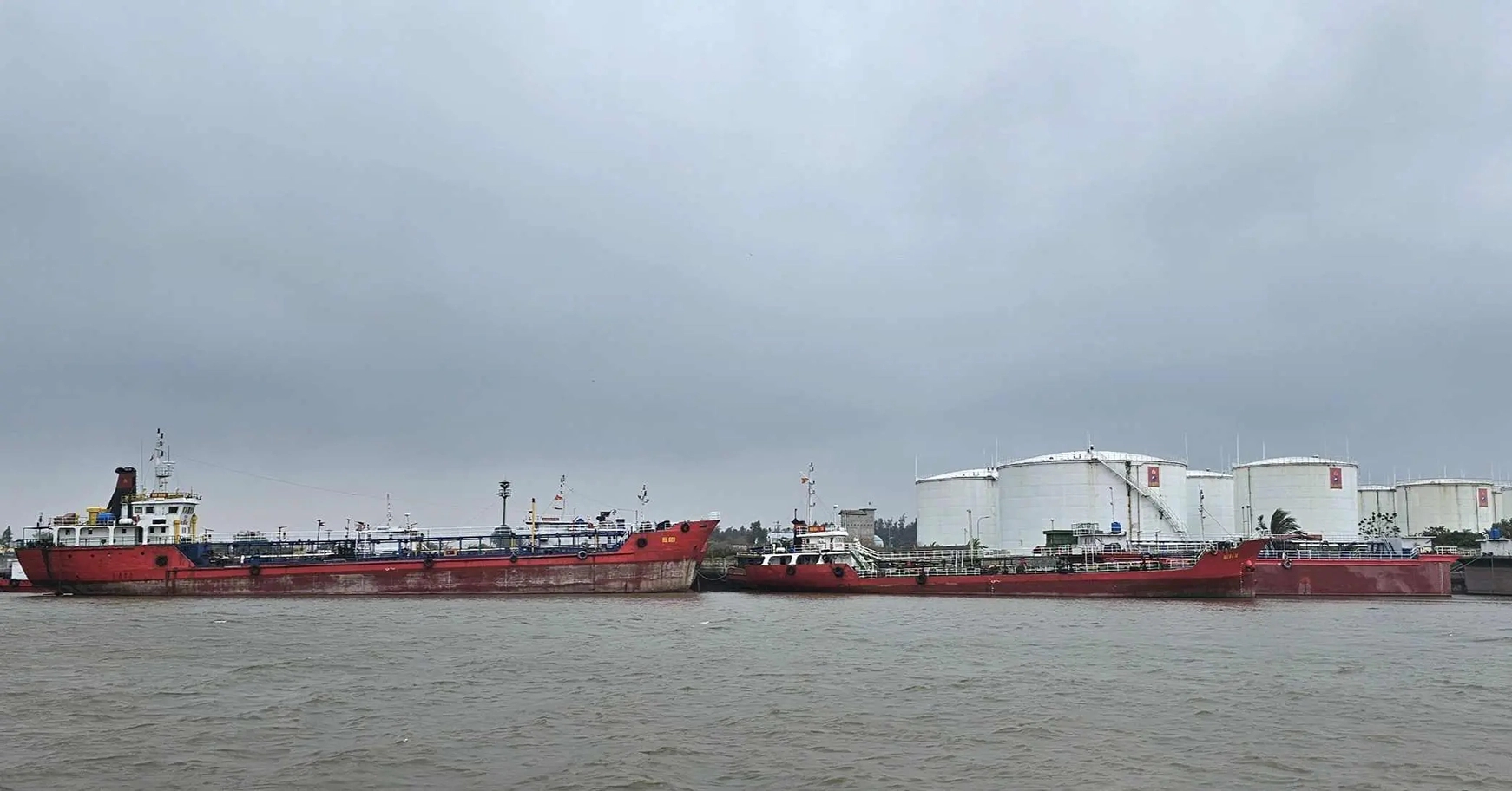 Sealing the petroleum depot, managing 16 ships of Hai Ha Petro