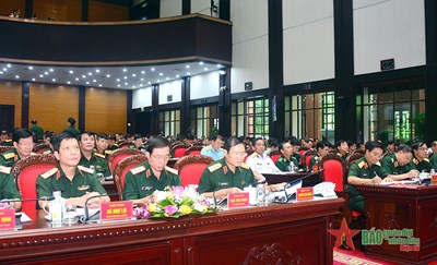 Oberleutnant General Nguyen Tan Cuong leitete die Konferenz, um das Schuljahr 2022–2023 zusammenzufassen und Aufgaben für das Schuljahr 2023–2024 festzulegen.