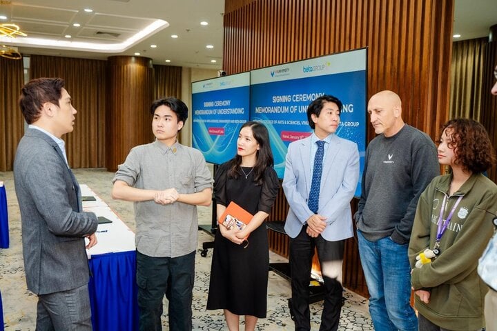 An intimate sharing between Shark Minh Beta and his colleagues and students of VinUni University.