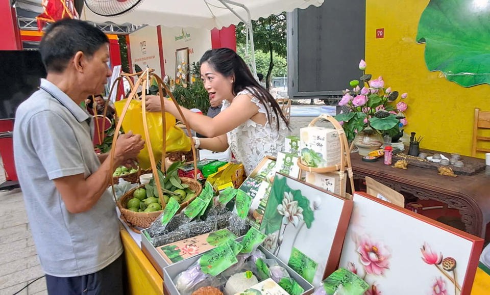 Giới thiệu sản phẩm bánh Trung Thu Hà Nội tới du khách. Ảnh: Hoài Nam