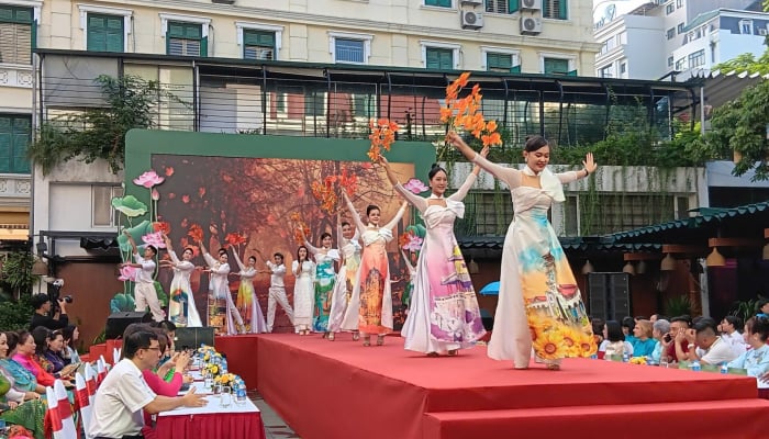 Lanzamiento del Mes Ao Dai de Hanoi 2024