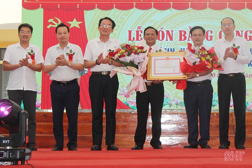 Xuan Thanh receives certificate of recognition as a model new rural commune