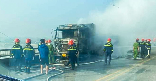 While moving, the truck caught fire fiercely in Ha Nam