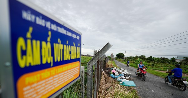 Auf beiden Seiten der Autobahn Ho-Chi-Minh-Stadt – Trung Luong quellen die Müllberge über