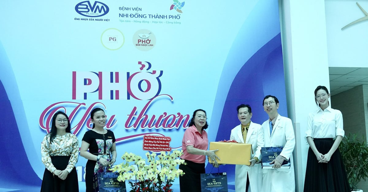 Hơn 500 suất phở tặng bệnh nhi và cán bộ nhân viên Bệnh viện Nhi đồng Thành phố