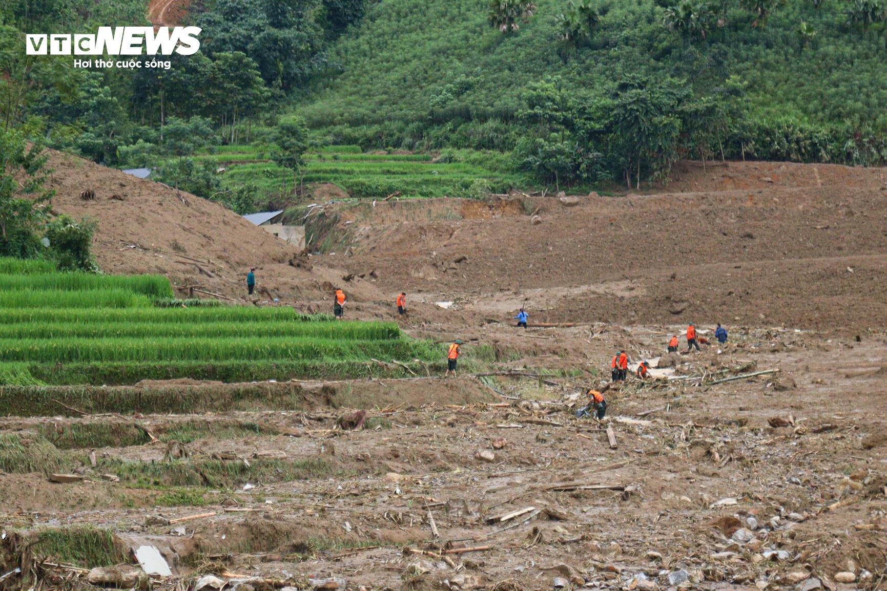 Policías y soldados se sumergieron en barro y agua en busca de víctimas de las inundaciones repentinas en Lao Cai - 10