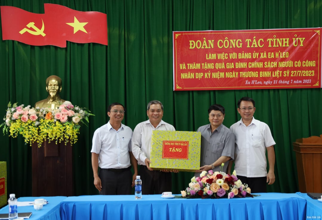 et a offert des cadeaux au Comité du Parti, au Conseil populaire, au Comité populaire et au Comité du Front de la patrie du Vietnam de la commune d'Ea Hleo.