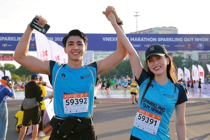 Le couple Binh An et Phuong Nga a pris une photo pour célébrer l'achèvement du VM Quy Nhon 2022. Photo : VM