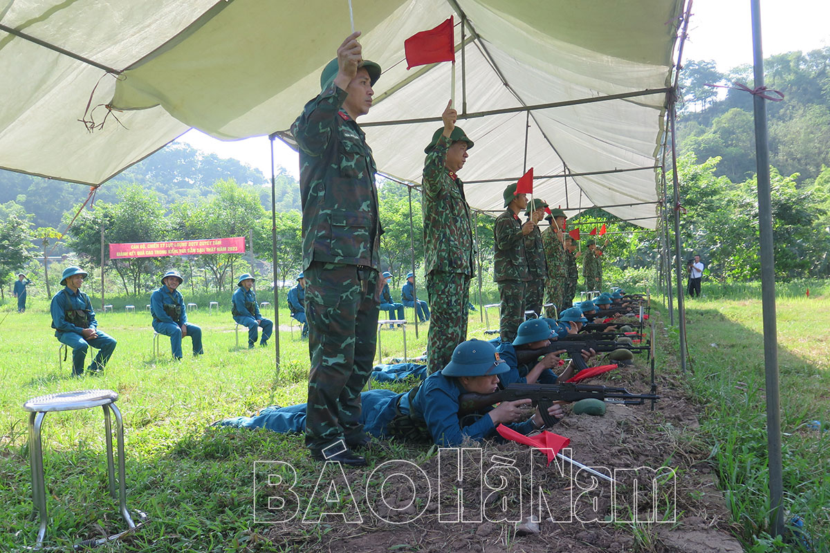 El Comando Militar de la ciudad de Phu Ly inspecciona el uso de munición real por parte de milicianos y fuerzas de autodefensa.