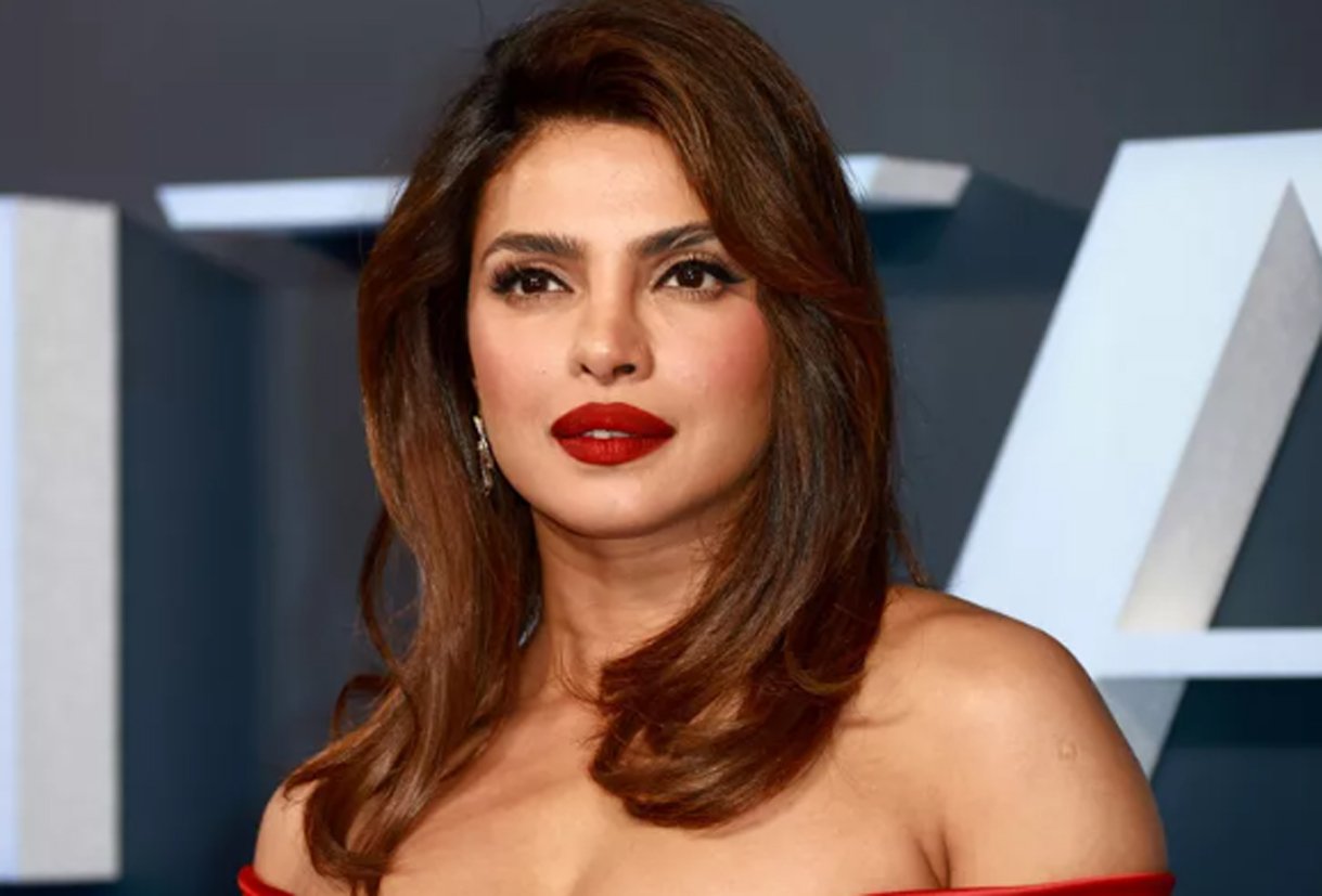 Cựu Hoa hậu Thế giới Priyanka Chopra Jonas bị 'trầm cảm sâu sắc' sau khi phẫu thuật mũi  - Ảnh 1.