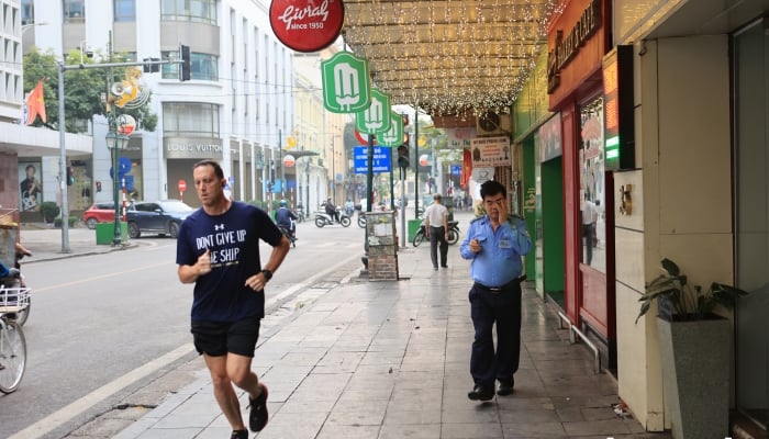 Hanoi establishes a team to draft a project on sidewalk exploitation