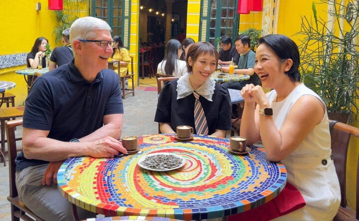 El director ejecutivo Tim Cook charla con la diva My Linh y su hija.