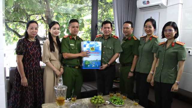 Le directeur de la police provinciale de Quang Ninh rend visite aux familles des soldats blessés et tombés au combat