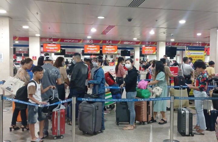 El número de pasajeros que regresan a casa para el Tet desde las provincias del sur es tan alto que las aerolíneas se ven obligadas a volar sin pasajeros a Ciudad Ho Chi Minh, sin calcular las pérdidas. (Foto: C.L.)