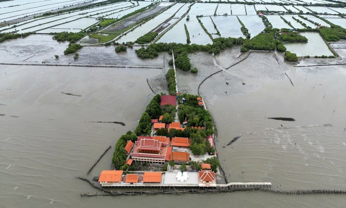 Thailändisches Dorf vom Meer verschluckt