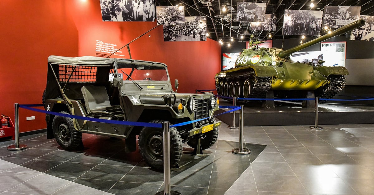 Im Vietnam Military History Museum sind rund um die Exponate Seile und Schilder angebracht.