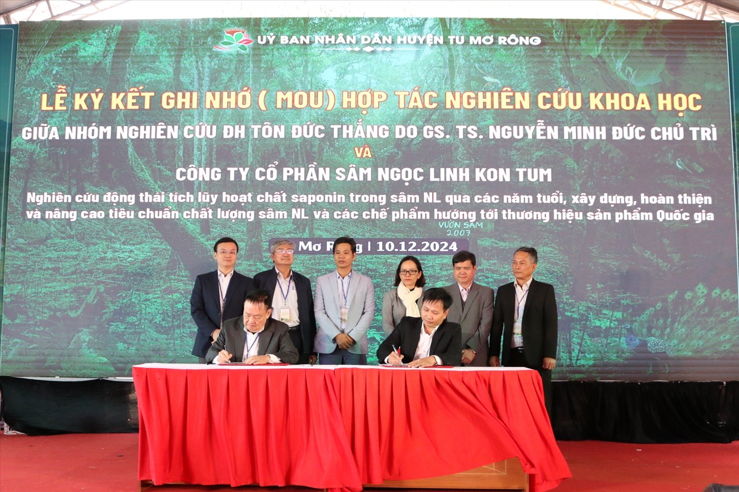 Nhóm nghiên cứu sâm Việt Nam của Trường Đại học Tôn Đức Thắng ký kết hợp tác với Công ty cổ phần sâm Ngọc Linh Kon Tum để nghiên cứu về sự phát triển hoạt chất trên cây sâm Ngọc Linh qua các chu kỳ phát triển hàng năm