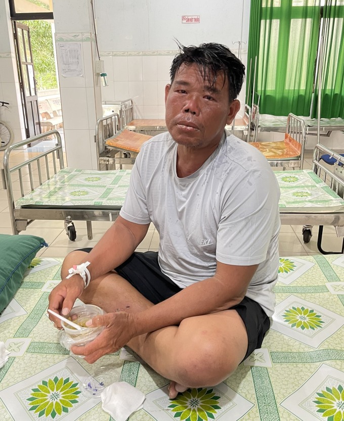 El Sr. Viet durante el tratamiento en el centro médico del distrito de Phu Quy. Foto: Thanh Quoc