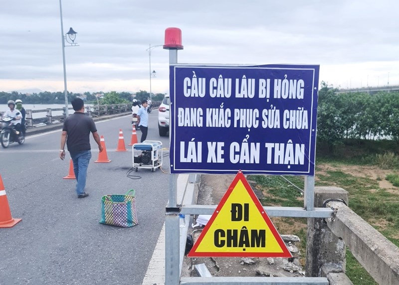 Réparation d'urgence de la balustrade fissurée du vieux pont Cau Lau | JOURNAL EN LIGNE QUANG NAM