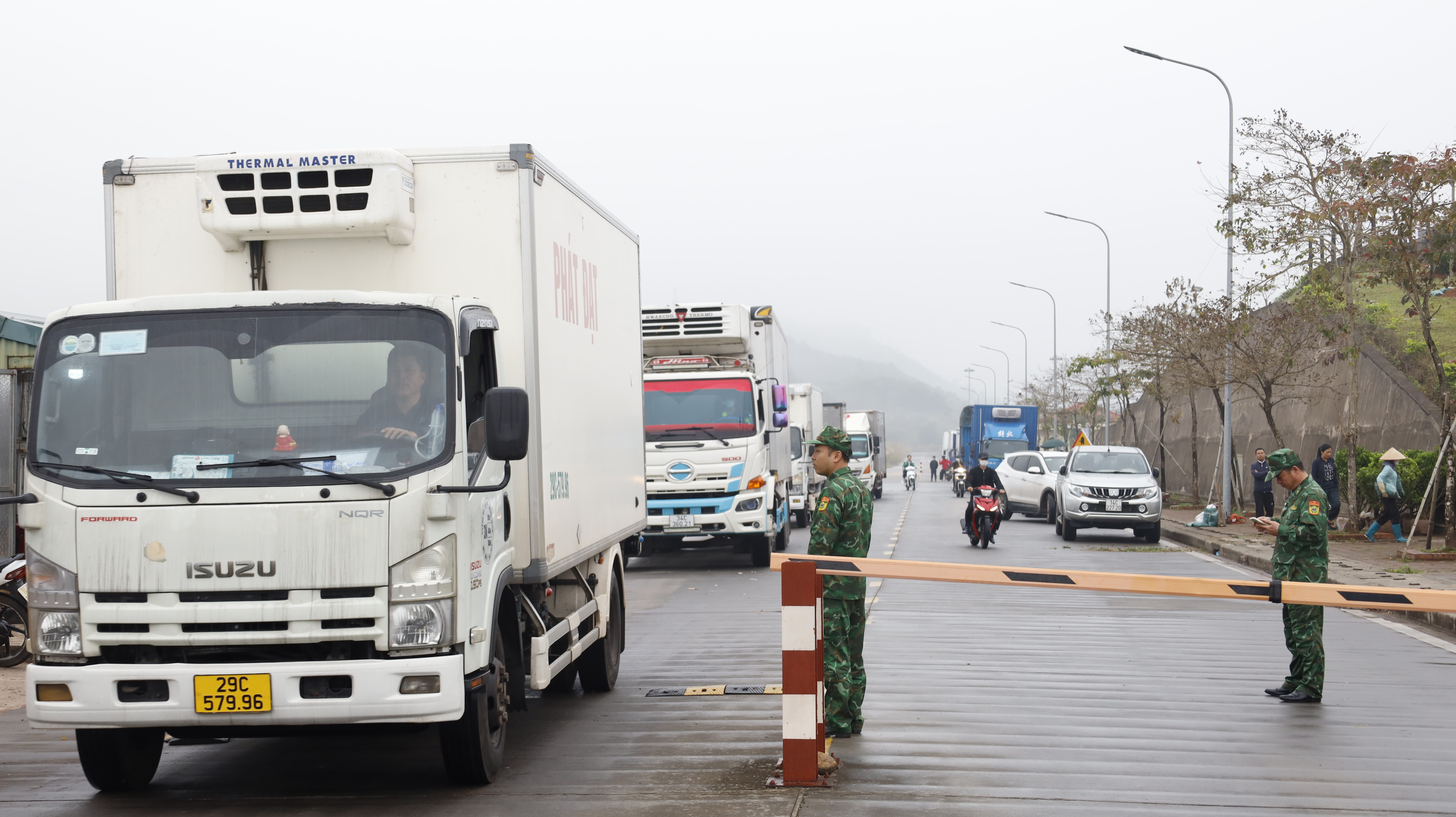 Cửa khẩu quốc tế Móng Cái sôi động sau tết Nguyên đán- Ảnh 3.
