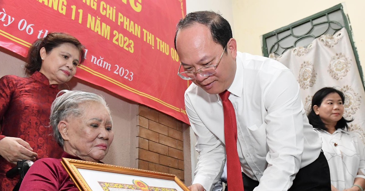 Deputy Secretary of the Ho Chi Minh City Party Committee Nguyen Ho Hai awarded the 75-year Party membership badge to two party members.