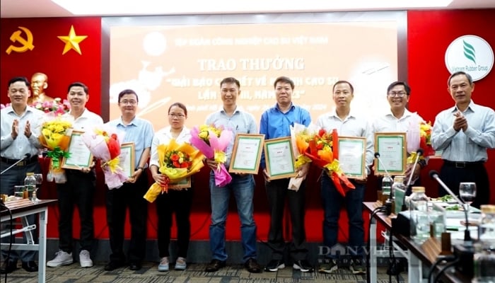 Entrega del tercer premio de prensa por escribir sobre la industria del caucho en Vietnam