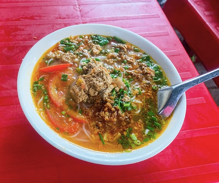 El bun rieu es un plato rico y hermoso, diferente de la sencillez del pho.