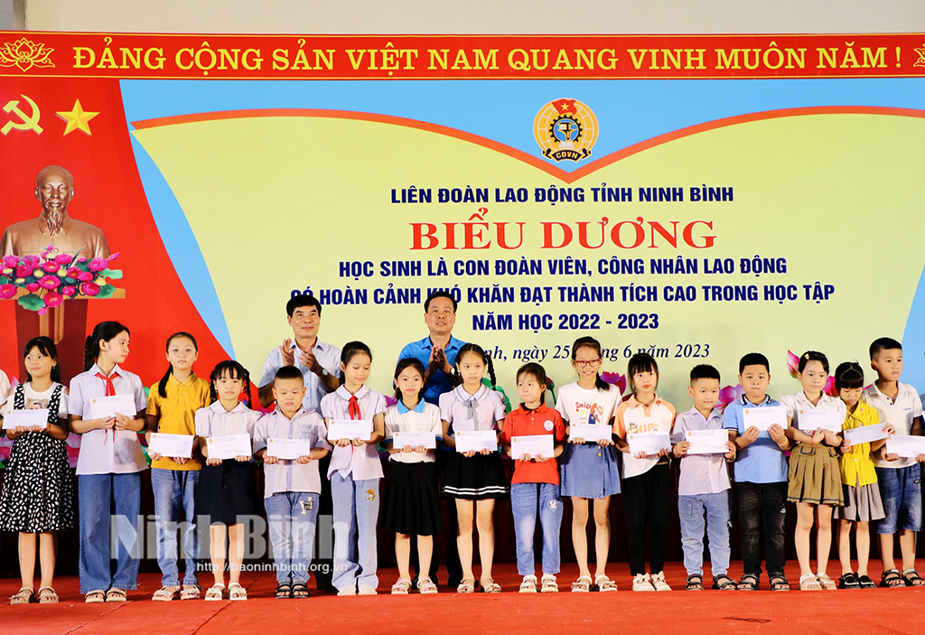 LĐLĐ tỉnh biểu dương con đoàn viên CNLĐ có hoàn cảnh khó khăn đạt thành tích cao trong học tập