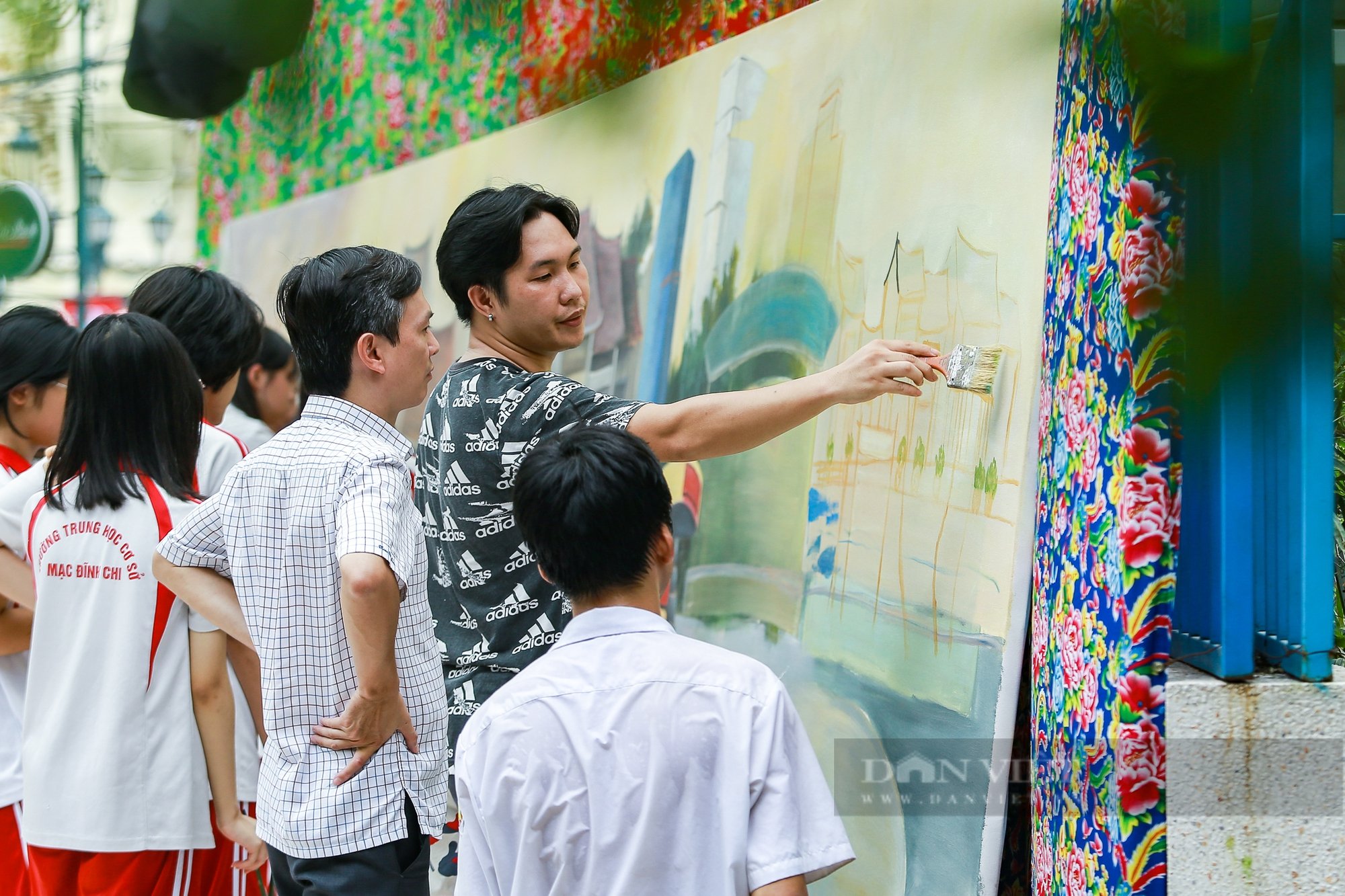 “ Họa sĩ nhí” góp sức tham gia hoàn thiện bức tranh Panorama chào mừng 70 năm Ngày Giải phóng Thủ đô - Ảnh 7.