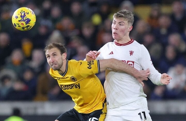 Hojlund brille sous le maillot de MU.