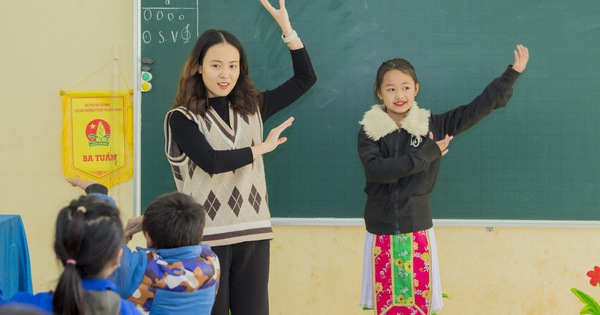 하노이 교사 300명 가까이가 Yen Bai에서 온라인으로 영어를 가르칩니다.