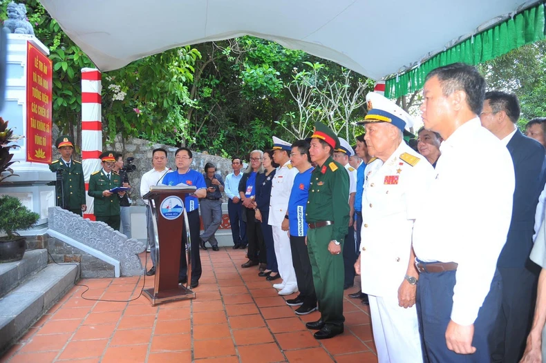 Homenaje y conmemoración a los heroicos mártires en el muelle de Vung Ro, foto 2