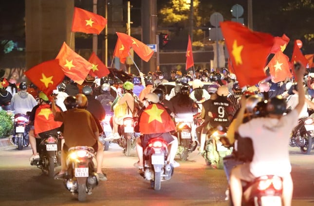 ホーチミン市のファンが「超暑い」夜通し祝う様々な方法（写真3）