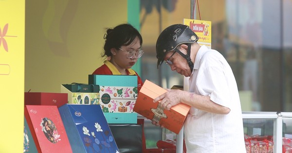 Mooncakes 'hit the streets' early, waiting for customers to buy