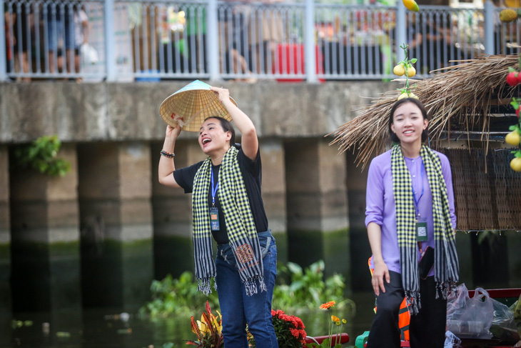 Biển người về đường Lê Lợi trải nghiệm không gian ẩm thực dịp cuối tuần- Ảnh 9.