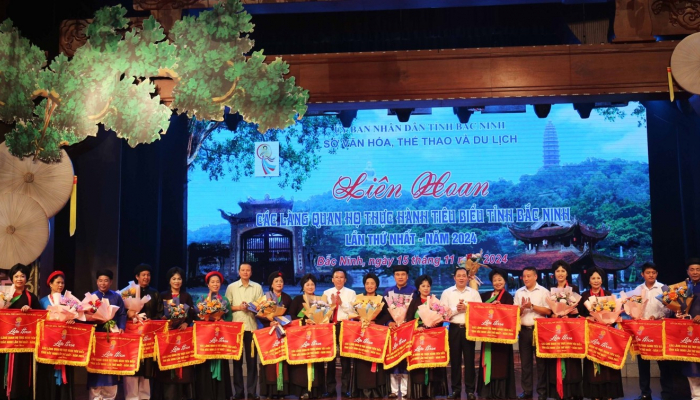 More than 700 Lien Anh and Lien Chi attended the Festival of typical Quan Ho villages in Bac Ninh province.