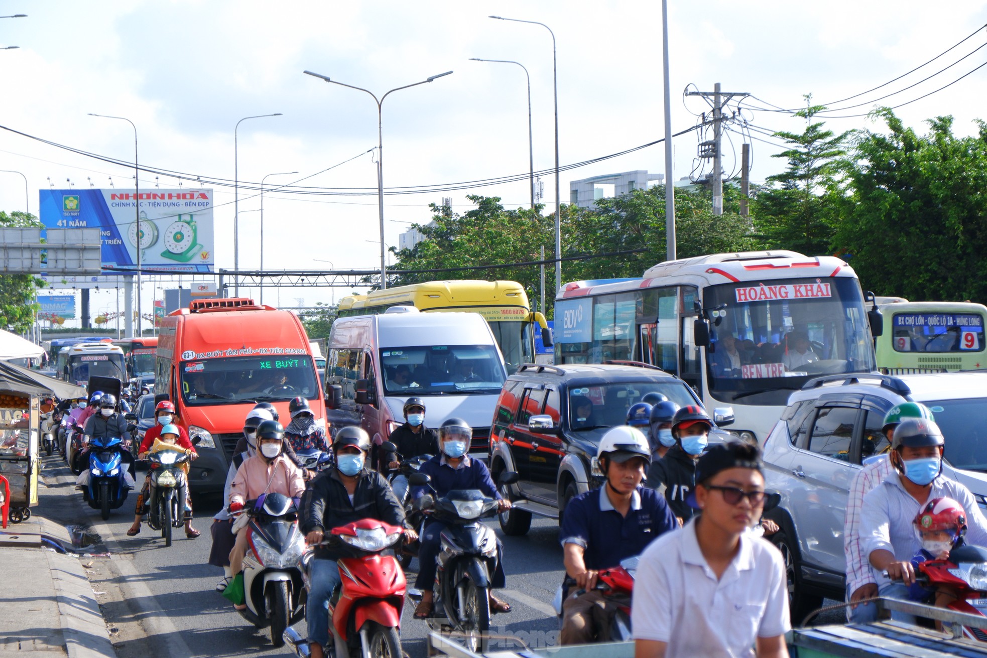 Am ersten Tag des Feiertags am 30. April trotzen die Menschen der Sonne und die Autos stehen am Tor zu Ho-Chi-Minh-Stadt Schlange, Foto 3