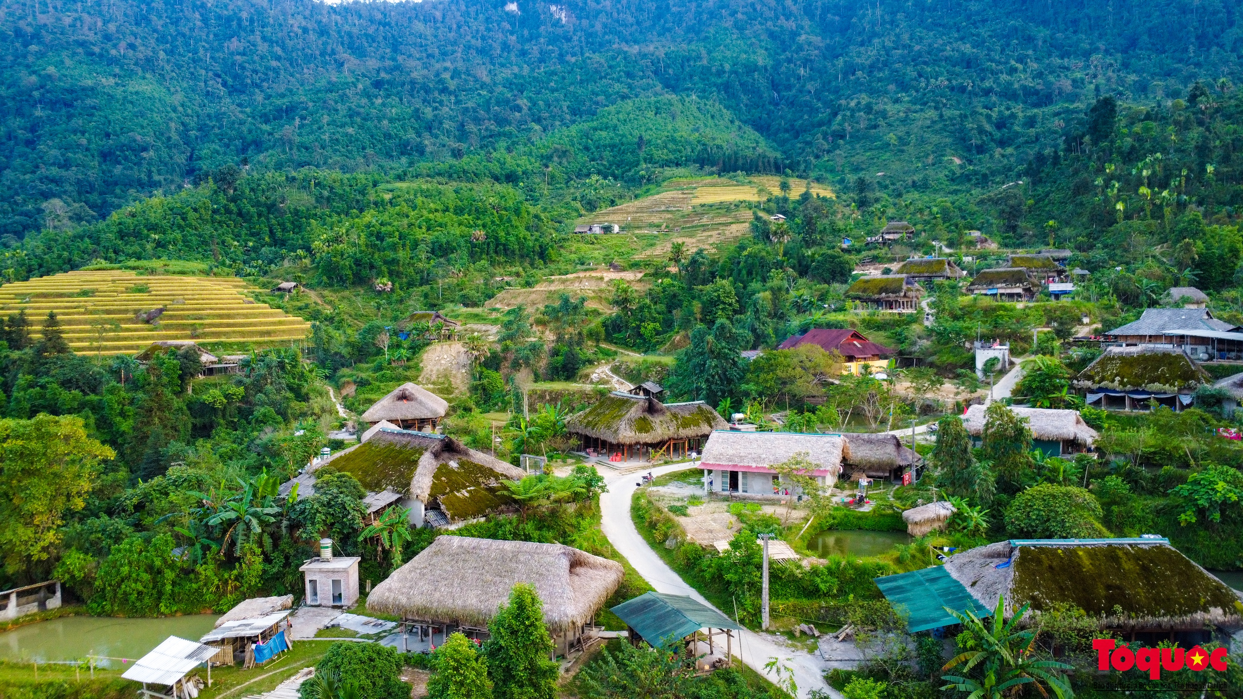 Lên Tây Côn Lĩnh ngắm vẻ đẹp nguyên sơ của những mái nhà rêu xanh giữa lưng chừng núi - Ảnh 1.