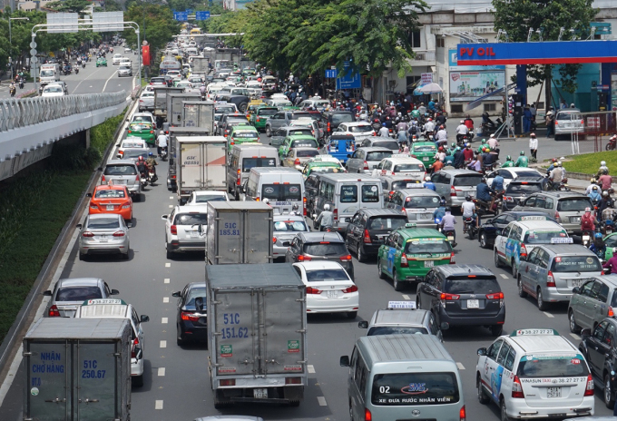 รถบรรทุก รถแท็กซี่...จอดเรียงรายอยู่บนถนน Truong Son หน้าประตูสนามบิน Tan Son Nhat ภาพ : เจีย มินห์