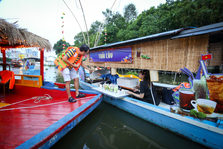 Biển người về đường Lê Lợi trải nghiệm không gian ẩm thực dịp cuối tuần- Ảnh 10.