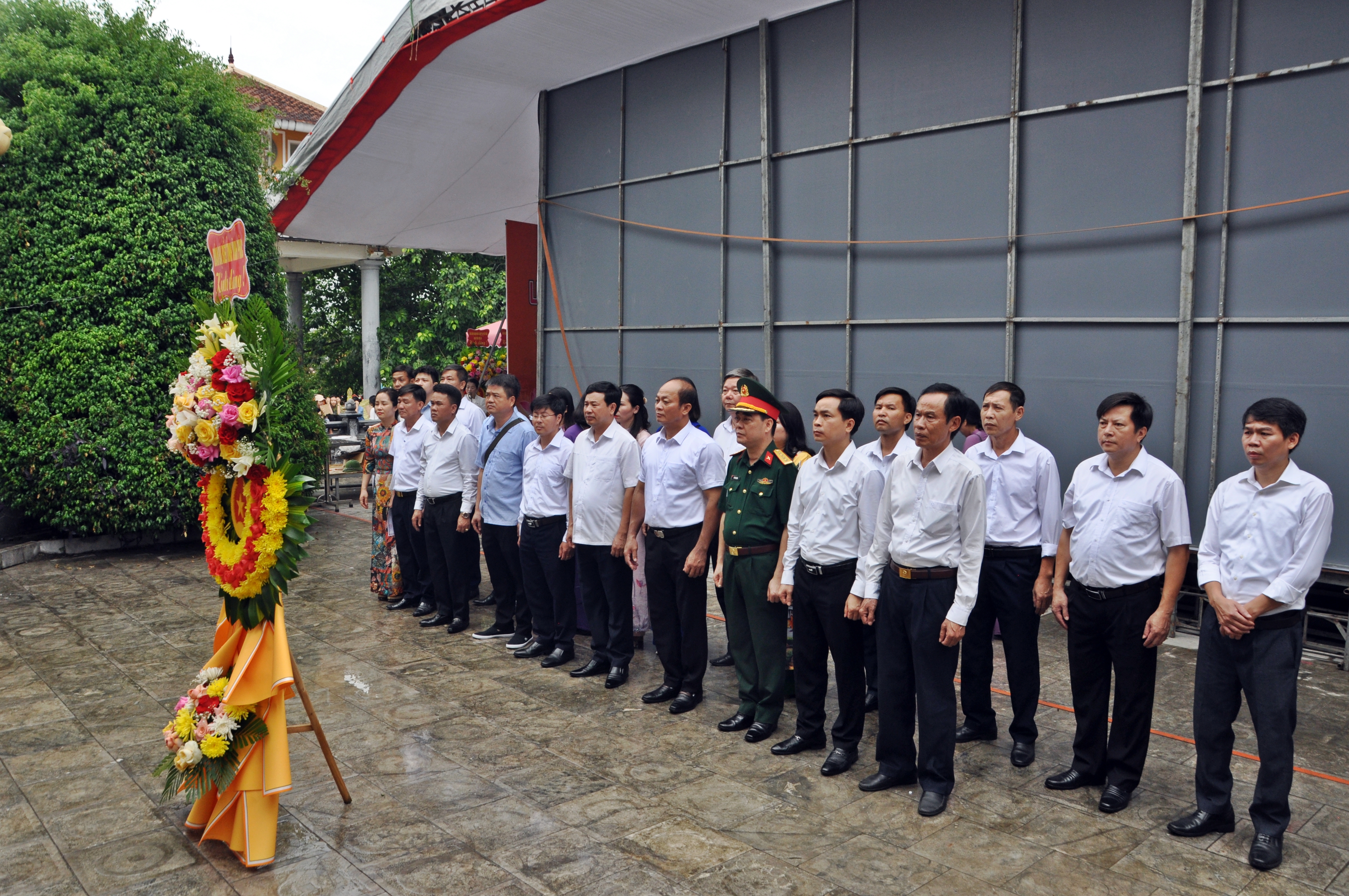 Offering incense to commemorate heroic martyrs at Vi Xuyen National Martyrs Cemetery