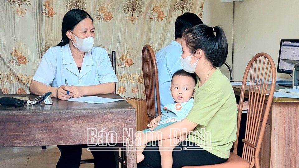 Controles de salud periódicos para niños en el puesto de salud de la comuna de Hien Khanh.