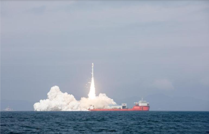 2月3日、中国広東省陽江近海から9基の衛星を搭載した杰龍3号ロケットの打ち上げに成功した。（写真：中国新聞）