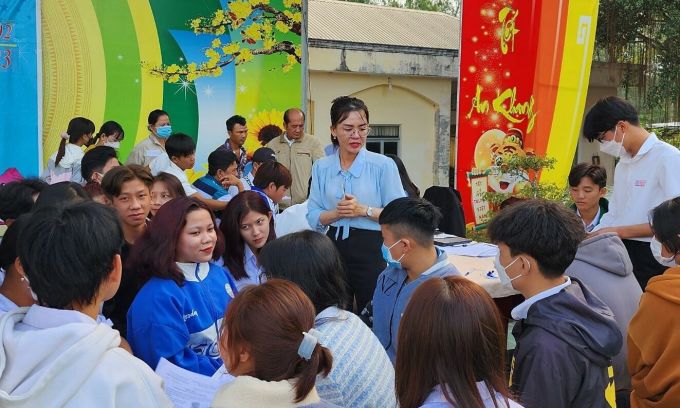 Buổi tuyển dụng lao động do Trung tâm dịch vụ việc làm Đồng Tháp tổ chức cho lao động hồi hương hồi đầu năm. Ảnh: An Phương