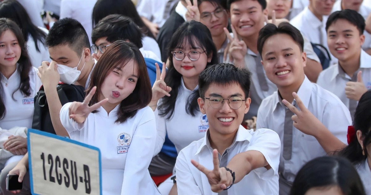 There are only 3 first prizes for excellent students in literature, the provinces of many valedictorians are "absent"