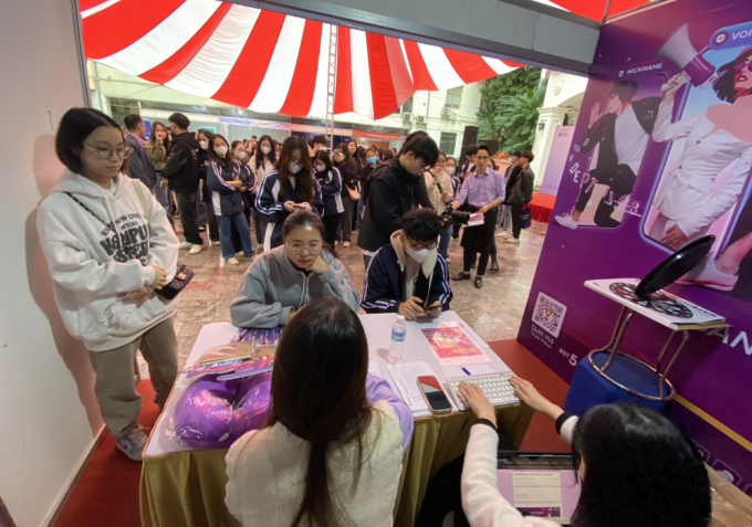 Students line up to ask for information at a bank booth. Photo: BM