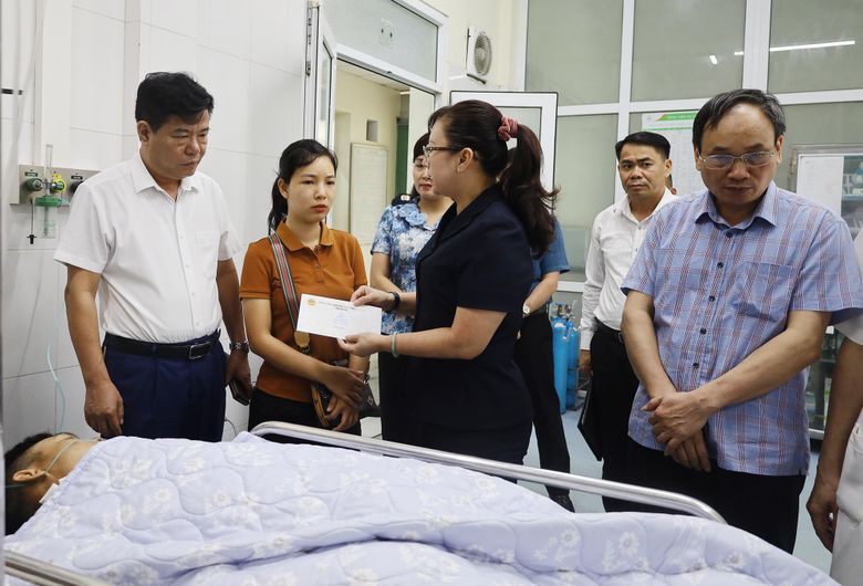 Líderes provinciales de Lao Cai visitan a trabajadores que sufrieron accidentes laborales. Foto: Proporcionada por la unidad.