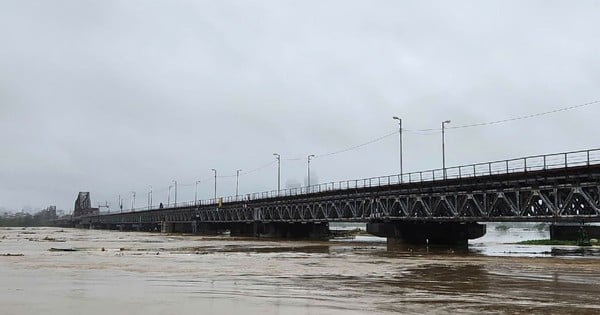 Panoramavideo der Chuong Duong Brücke und der Long Bien Brücke von oben gesehen